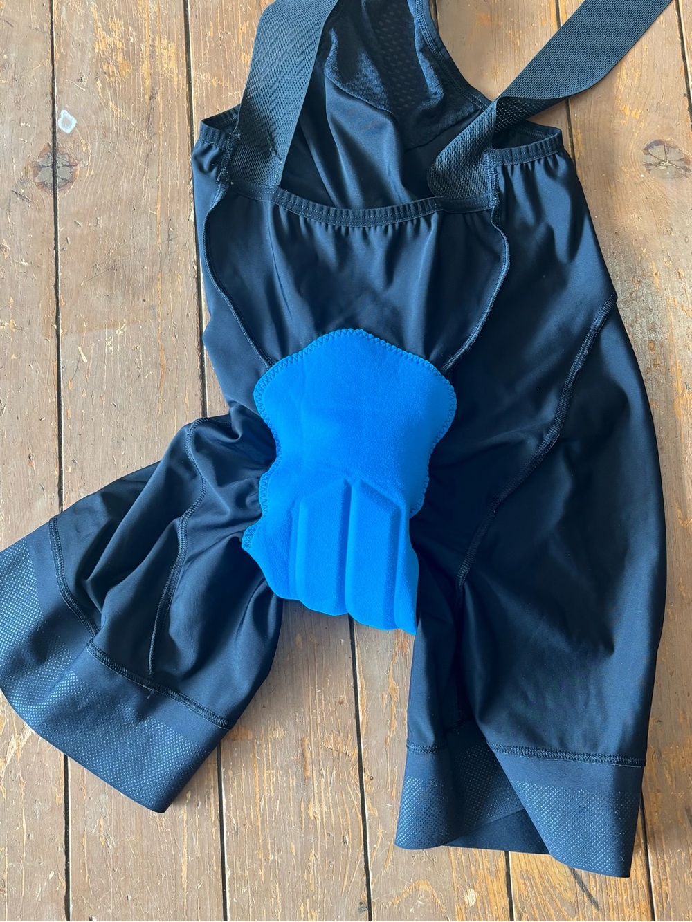 Gore Wear cycling bib shorts feature a branded mesh back panel for breathability - Picture 6 of 8